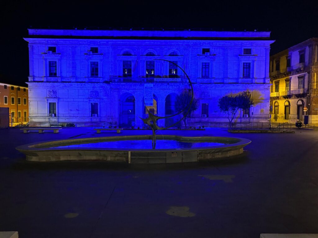 Facciata del Comune di Ragusa illuminata di blu